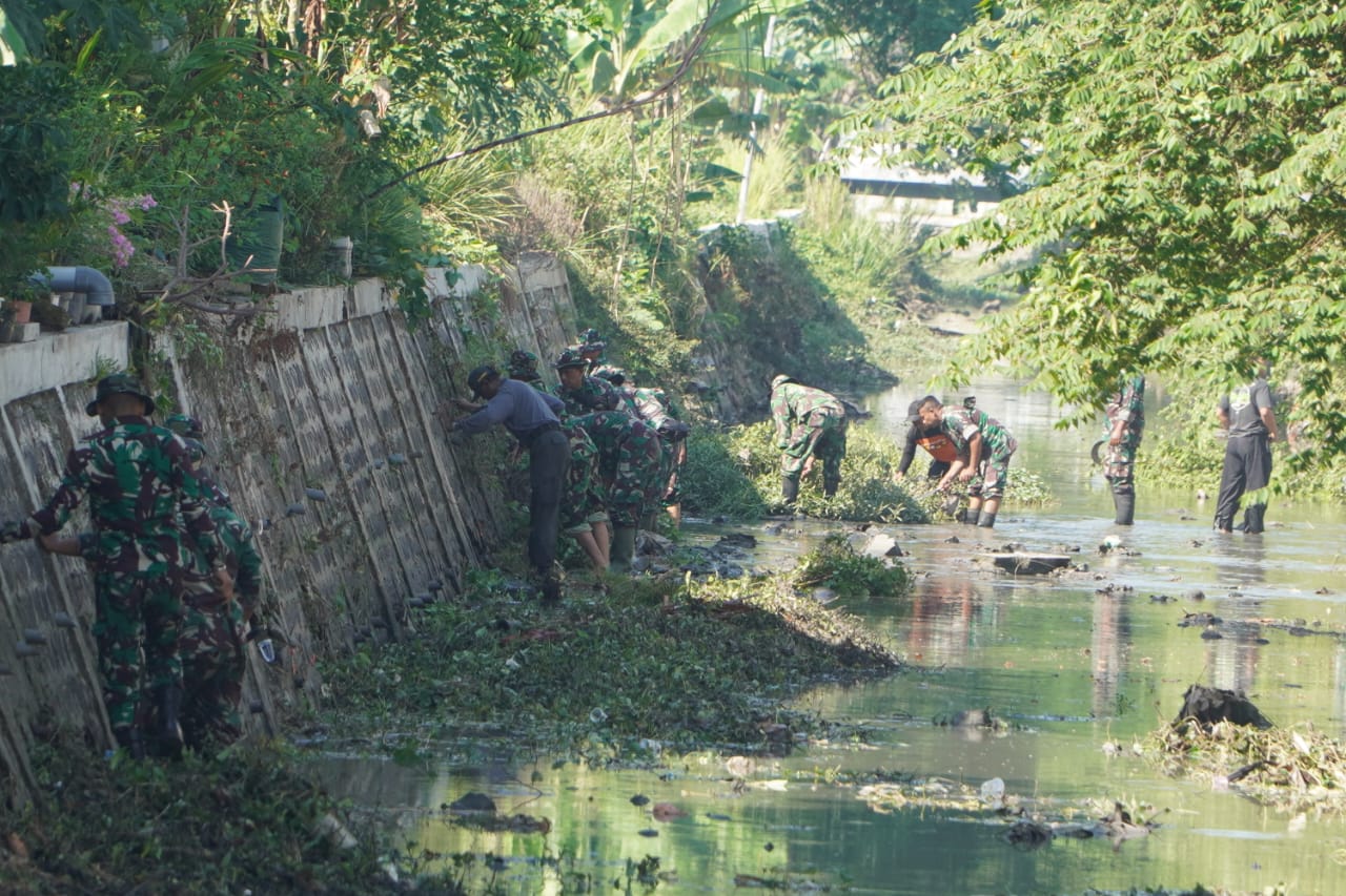 TNI Gelar Karya Bakti Pembersihan Sungai dan Bansos di Dusun Wonodadi